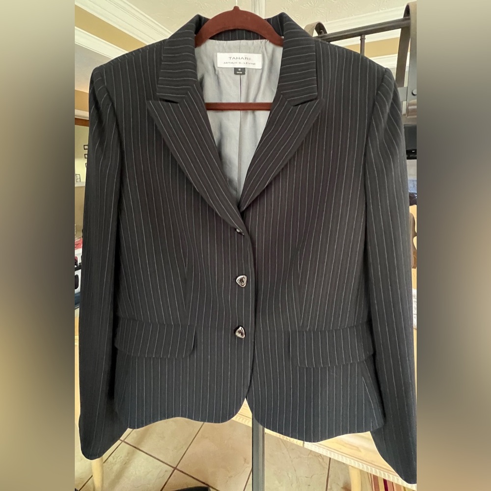 Tahari Arthur S. Levine black pin Stripe dress suit size 16 like new condition